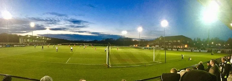 Bầu không khí sôi động trên sân Blackwell Meadows vào ngày thi đấu, nơi đam mê bóng đá thăng hoa.