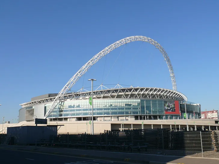 Bên ngoài sân Wembley với kiến trúc hiện đại