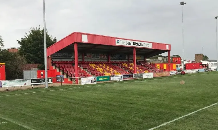 Bên trong khán đài John Nicholl tại Spencer Stadium, Banbury, nhìn ra sân cỏ xanh mướt