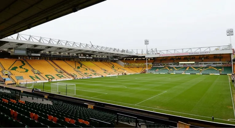 Bên trong sân Carrow Road, khán đài vắng lặng chờ đợi trận cầu nảy lửa