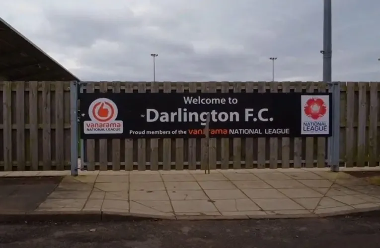 Biển chào mừng tại Blackwell Meadows, biểu tượng của sự nồng nhiệt dành cho người hâm mộ Darlington FC.