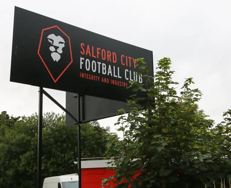 Biển hiệu biểu tượng của Salford City FC tại sân vận động Moor Lane