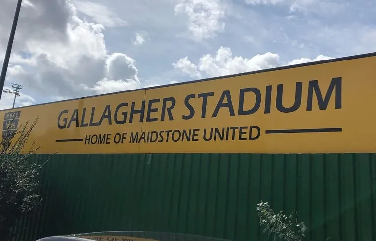 Biển hiệu sân vận động Gallagher Stadium chào đón người hâm mộ đến với thánh địa của Maidstone United
