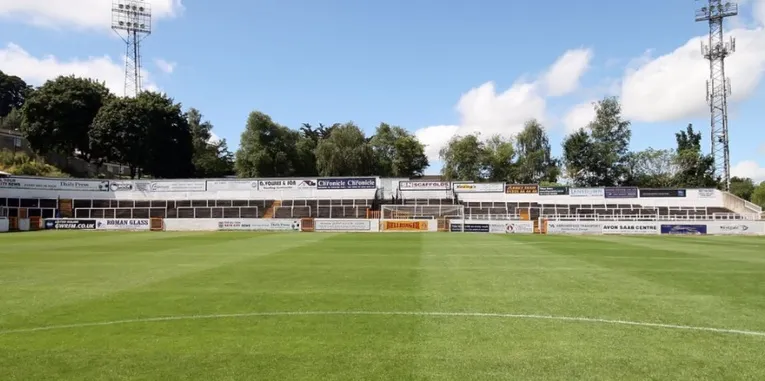 Bức tranh toàn cảnh khán đài The Bristol End tại sân Twerton Park, nơi dành cho cổ động viên đội khách