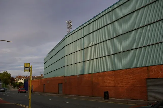 Bức tường bên ngoài sân Prenton Park