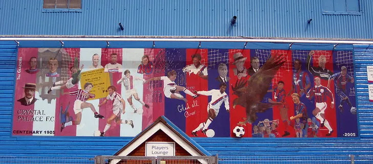 Bức tường lớn với hình ảnh cầu thủ Crystal Palace tại Selhurst Park