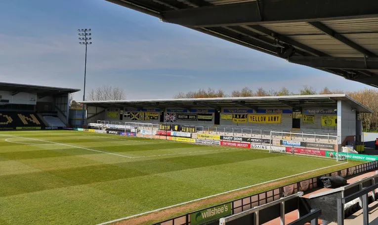 Các bậc khán đài terraced tại Pirelli Stadium, nơi bùng cháy ngọn lửa cổ vũ của người hâm mộ Brewers