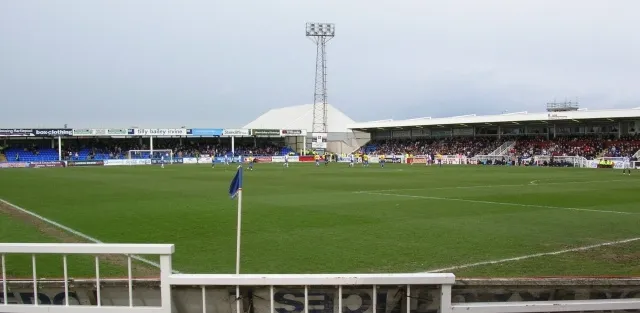 Các cầu thủ Hartlepool United khởi động trên thảm cỏ xanh mướt của Victoria Park