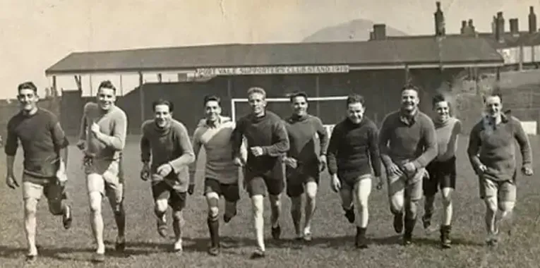 Các cầu thủ Port Vale tập luyện vào những năm 1920