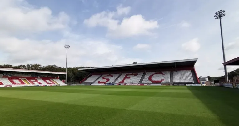 Các khán đài sân Broadhall Way yên bình, chờ đón những trận cầu nảy lửa của Stevenage FC