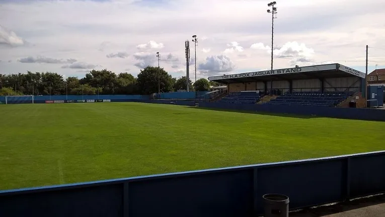 Cận cảnh khán đài chính Main Stand tại sân The Citadel Farsley, nơi cổ động viên theo dõi trận đấu
