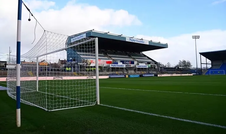 Cận cảnh mặt sân Memorial Stadium, nơi diễn ra những trận cầu lịch sử của Bristol Rovers