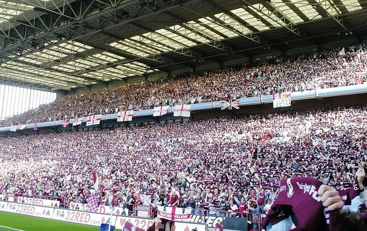 Cận cảnh nội thất khán đài Holte End của sân Villa Park