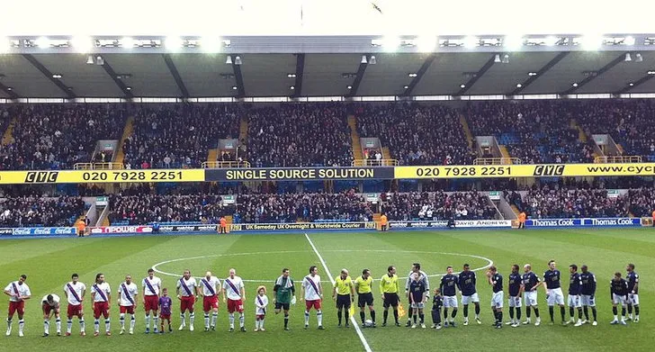 Cảnh cầu thủ Millwall và Crystal Palace xếp hàng trước trận đấu tại The Den, khoảnh khắc lịch sử của derby London