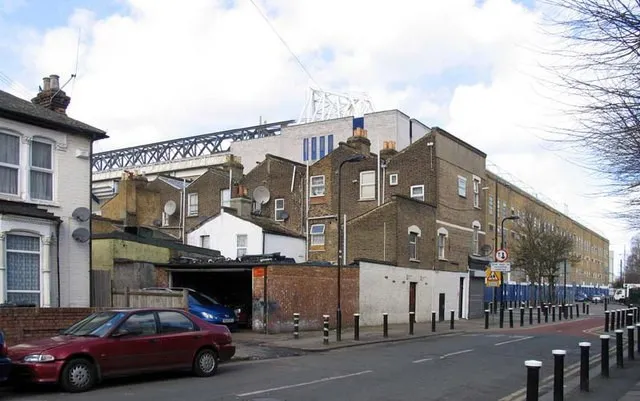 Cảnh quan sân White Hart Lane từ xa, trên con đường Vicarage Road