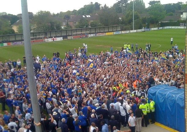 Cảnh tượng ăn mừng chiến thắng trận play-off của AFC Wimbledon trước Staines Town tại Kingsmeadow