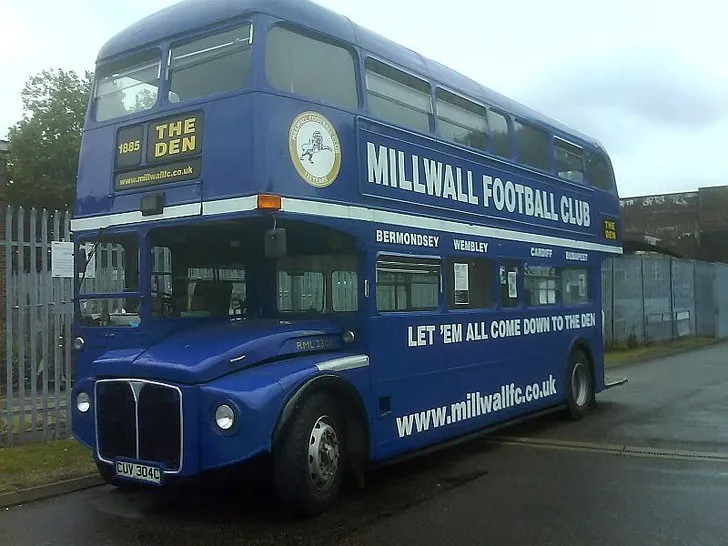 Chiếc xe buýt Routemaster huyền thoại được trang trí biểu tượng của câu lạc bộ Millwall FC