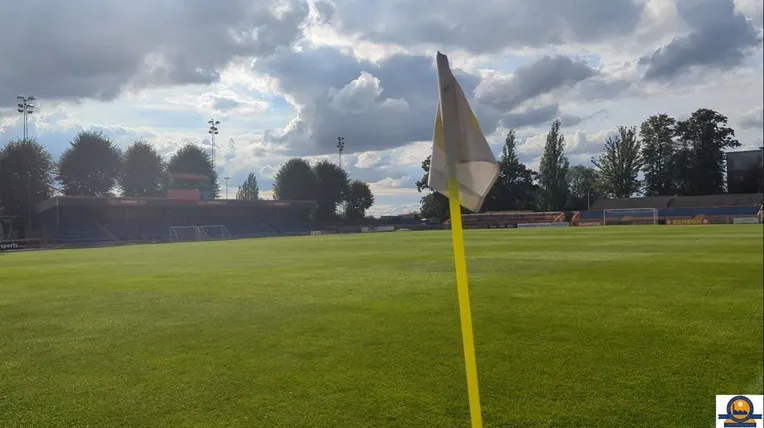 Cờ góc sân Cressing Road, biểu tượng quen thuộc của các trận đấu Braintree Town