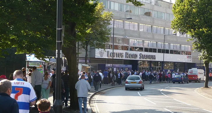 Con đường dẫn đến sân vận động Loftus Road, ẩn mình trong khu dân cư