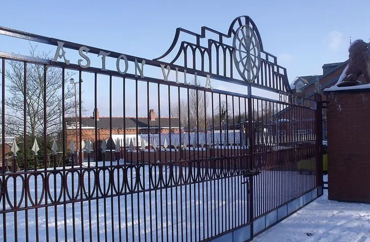 Cổng chính dẫn vào khán đài Holte End tại Villa Park