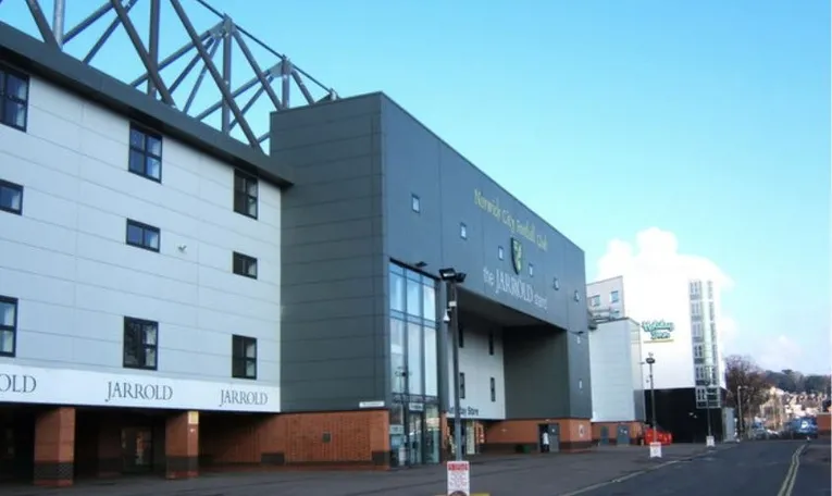 Cổng chính sân Carrow Road của Norwich City, nơi khởi đầu những giấc mơ bóng đá