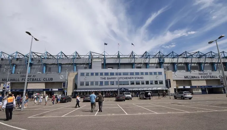 Cổng chính sân The Den, một biểu tượng của sự kiên cường và lòng tự hào Millwall