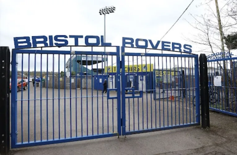 Cổng chính sân vận động Memorial, nơi đón chào hàng ngàn cổ động viên Bristol Rovers