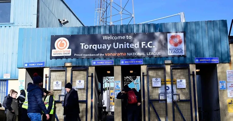 Cổng soát vé cổ kính của sân vận động Plainmoor, chào đón hàng ngàn trái tim yêu Torquay United