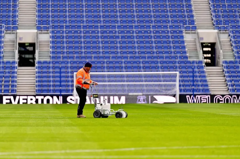 Công tác bảo dưỡng mặt cỏ sân vận động Hill Dickinson, chuẩn bị cho mùa giải mới của Everton