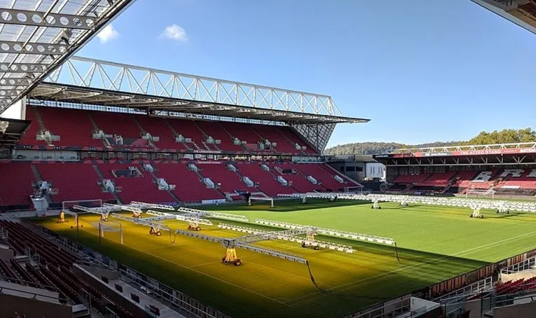 Công tác bảo trì sân cỏ chuyên nghiệp tại Ashton Gate