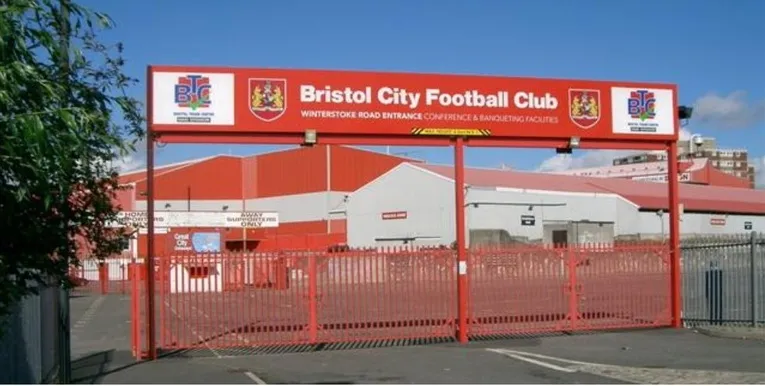 Cổng vào chính Ashton Gate với kiến trúc hiện đại