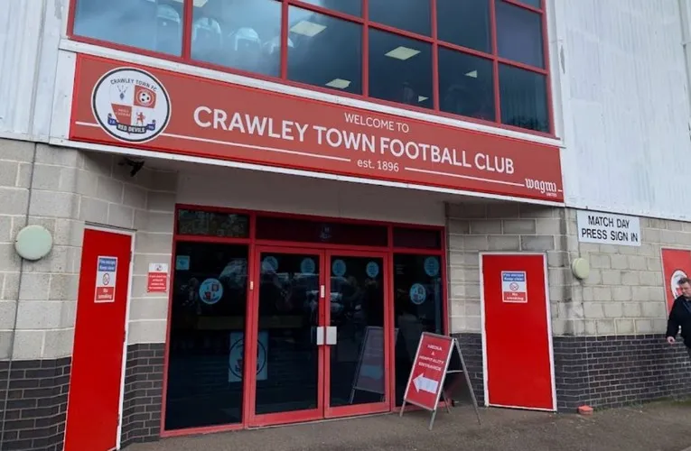 Cổng vào chính của sân vận động Broadfield ở Crawley, chào đón người hâm mộ.