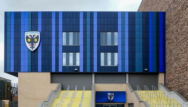 Cổng vào chính sân Plough Lane, chào đón cổ động viên AFC Wimbledon trở về ngôi nhà lịch sử