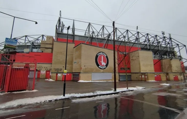 Cổng vào chính và lối đi dẫn đến sân vận động The Valley của Charlton Athletic