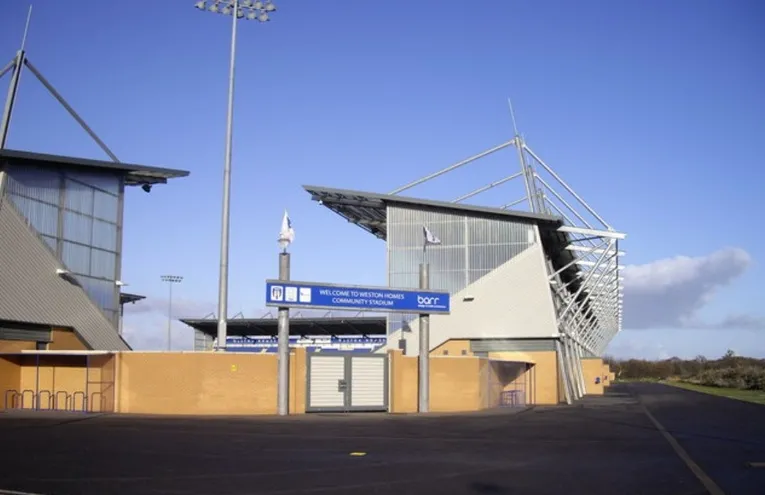 Cổng vào sân JobServe Community Stadium ngay sau khi khánh thành, mở ra kỷ nguyên mới cho Colchester United