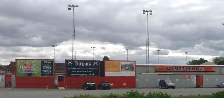 Cổng vào sân The Lamb Ground Tamworth với các cửa quay, chào đón người hâm mộ