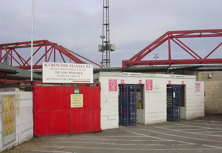 Cổng vào sân vận động Crown Ground, nơi thời gian và lịch sử Accrington Stanley được khắc ghi