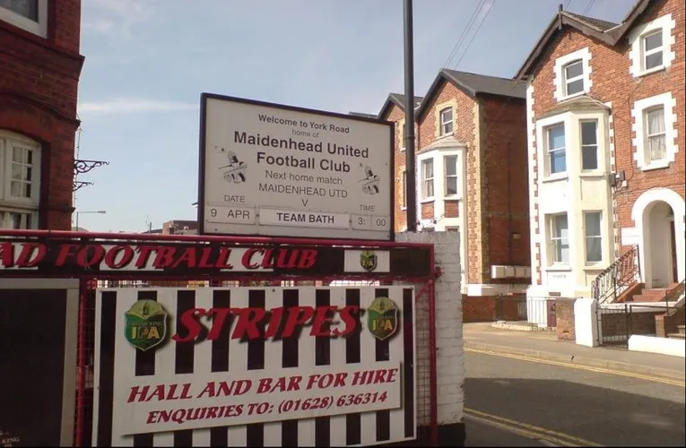Cổng vào sân vận động York Road, biểu tượng lịch sử của Maidenhead United.