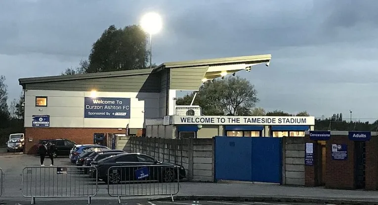 Cổng vào và kiến trúc ngoại thất hiện đại của Tameside Stadium, sân nhà Curzon Ashton FC