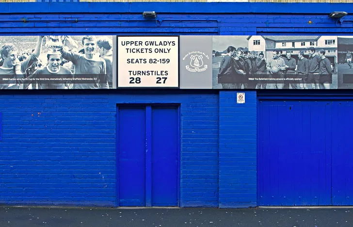 Cổng xoay vào khán đài Upper Gwladys Street tại Goodison Park, nơi đón hàng vạn con tim