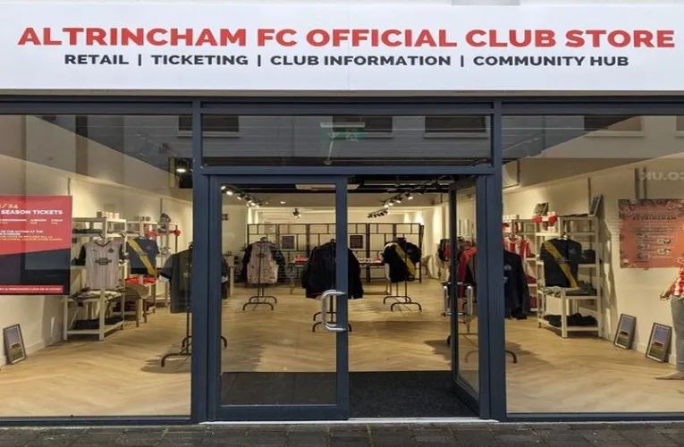 Cửa hàng đồ lưu niệm Altrincham FC tại sân J Davidson