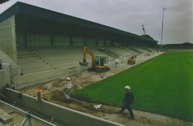 Deva Stadium từ góc nhìn lịch sử, với kiến trúc đơn giản nhưng vững chắc