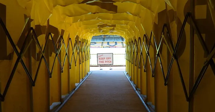 Đường hầm dẫn ra sân tại Vale Park