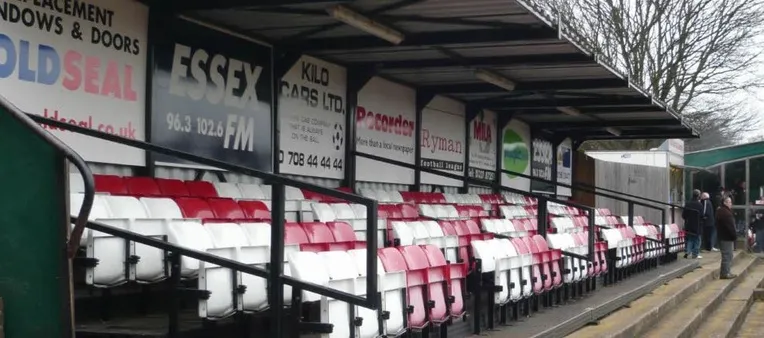 Ghế ngồi tại sân vận động Hornchurch FC, nơi người hâm mộ dõi theo những trận cầu kịch tính.