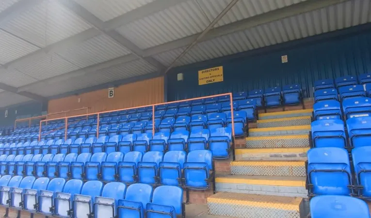Ghế ngồi trong khán đài của sân Cressing Road, nơi cổ động viên Braintree Town cổ vũ