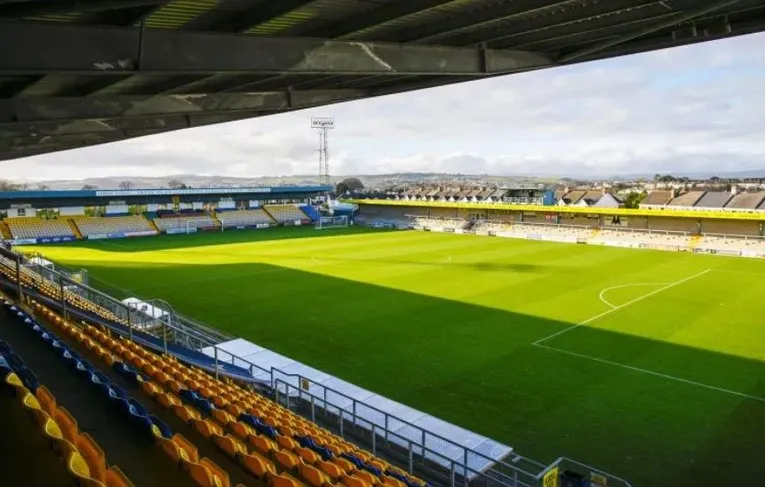 Góc nhìn bao quát từ khán đài sân vận động Plainmoor, nơi cảm xúc bóng đá bùng cháy
