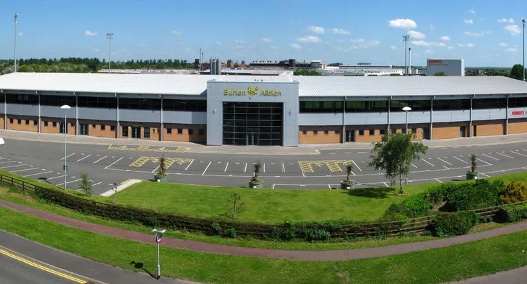 Góc nhìn bên ngoài Pirelli Stadium, một biểu tượng của Bóng đá Anh hiện đại