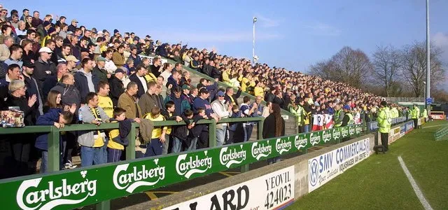 Góc nhìn cận cảnh khán đài Northern Terrace tại sân Huish Park