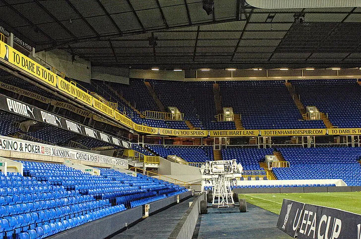 Góc nhìn cận cảnh khán đài tại sân White Hart Lane, nơi CĐV Spurs cháy hết mình
