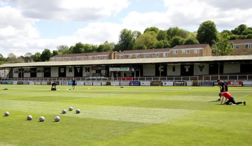 Góc nhìn cận cảnh khán đài The Popular Side tại sân Twerton Park, nơi khán giả Bath City truyền lửa cuồng nhiệt